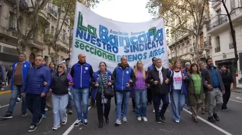 Los bancarios acordaron un nuevo aumento salarial atado a la inflación: en cuánto quedó el sueldo mínimo