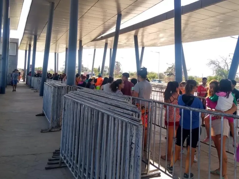 Con gran concurrencia del público, comenzó la venta de entradas para la FNS