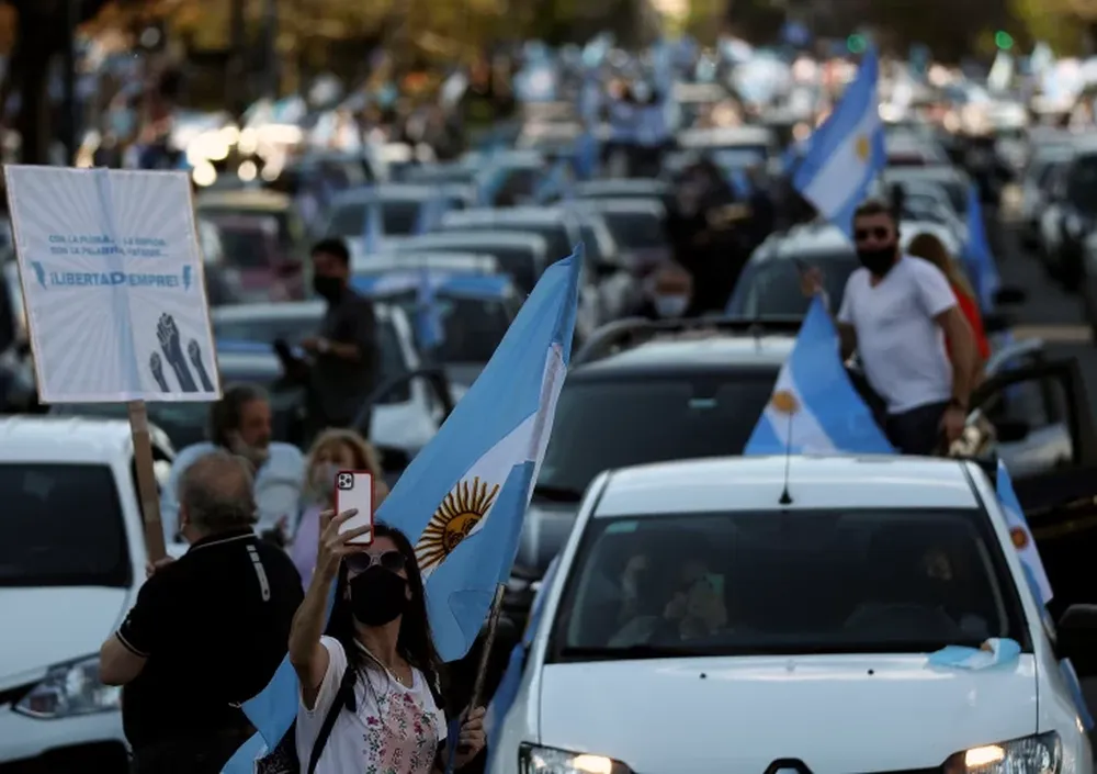 Fuerte crítica del Gobierno al macrismo por apoyar marchas