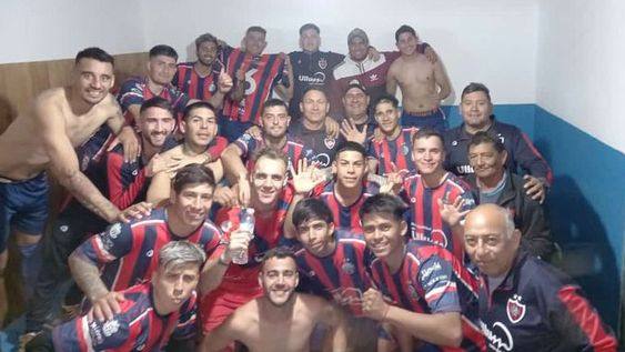 Seis alaridos para el sólido andar del líder