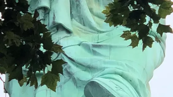 Subió a la Estatua de la Libertad para protestar contra las políticas migratorias