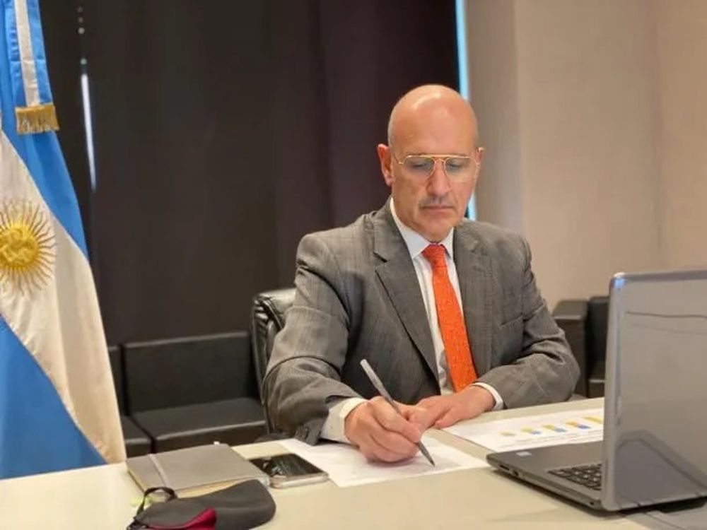 Renunció el ministro de Hacienda, Raúl Enrique Rigo