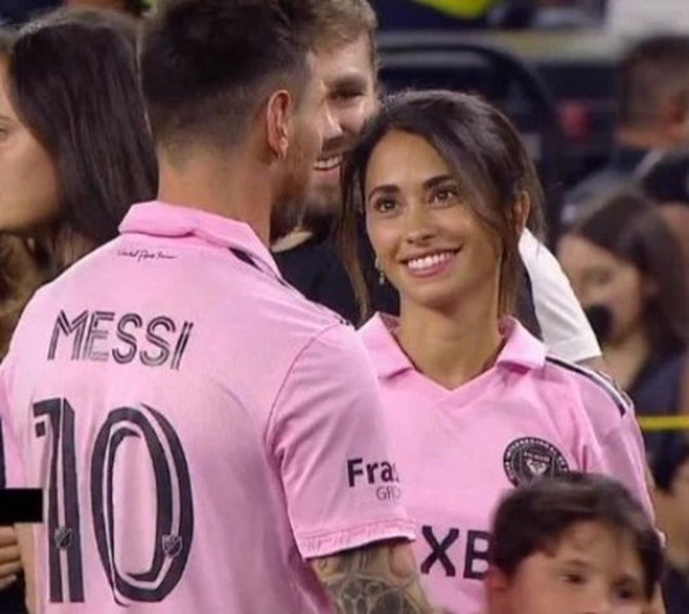 Antonela quiso felicitar a Messi, se confundió y casi besa a uno de sus compañeros