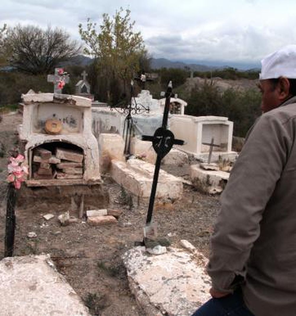 Abren tumbas de un cementerio y sustraen cadáveres de 2 niños