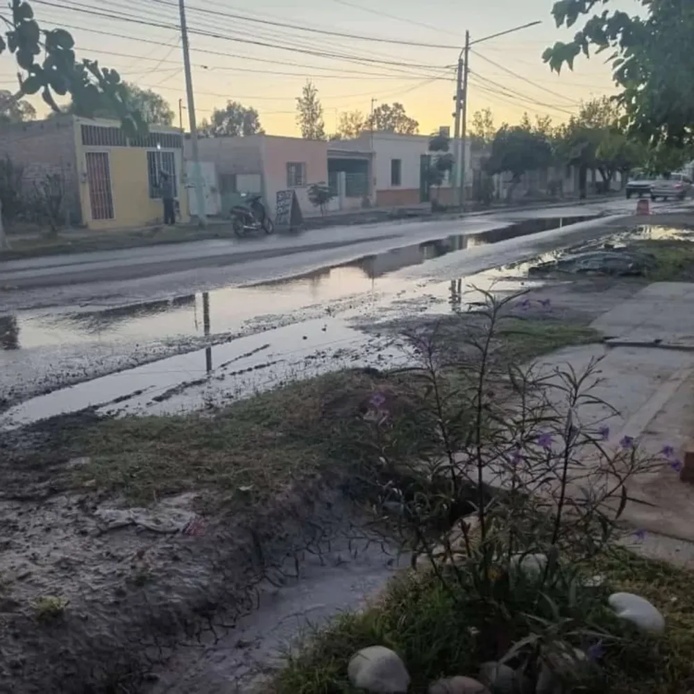 Queja de vecinos por un caño de agua que lleva dos semanas roto