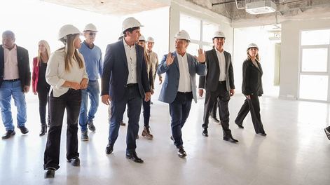 El gobernador Marcelo Orrego encabezó la visita a las obras del nuevo hospital de Calingasta.