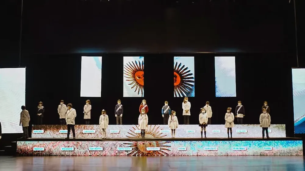 Emotivo acto de Promesa de Lealtad a la Bandera de 19 chicos de todos los departamentos