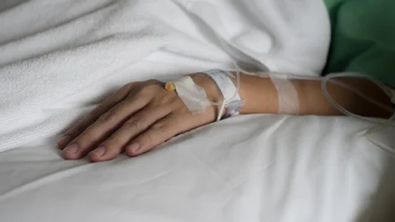 Una mujer debió ser operada luego de caer cuando sacaba agua del techo