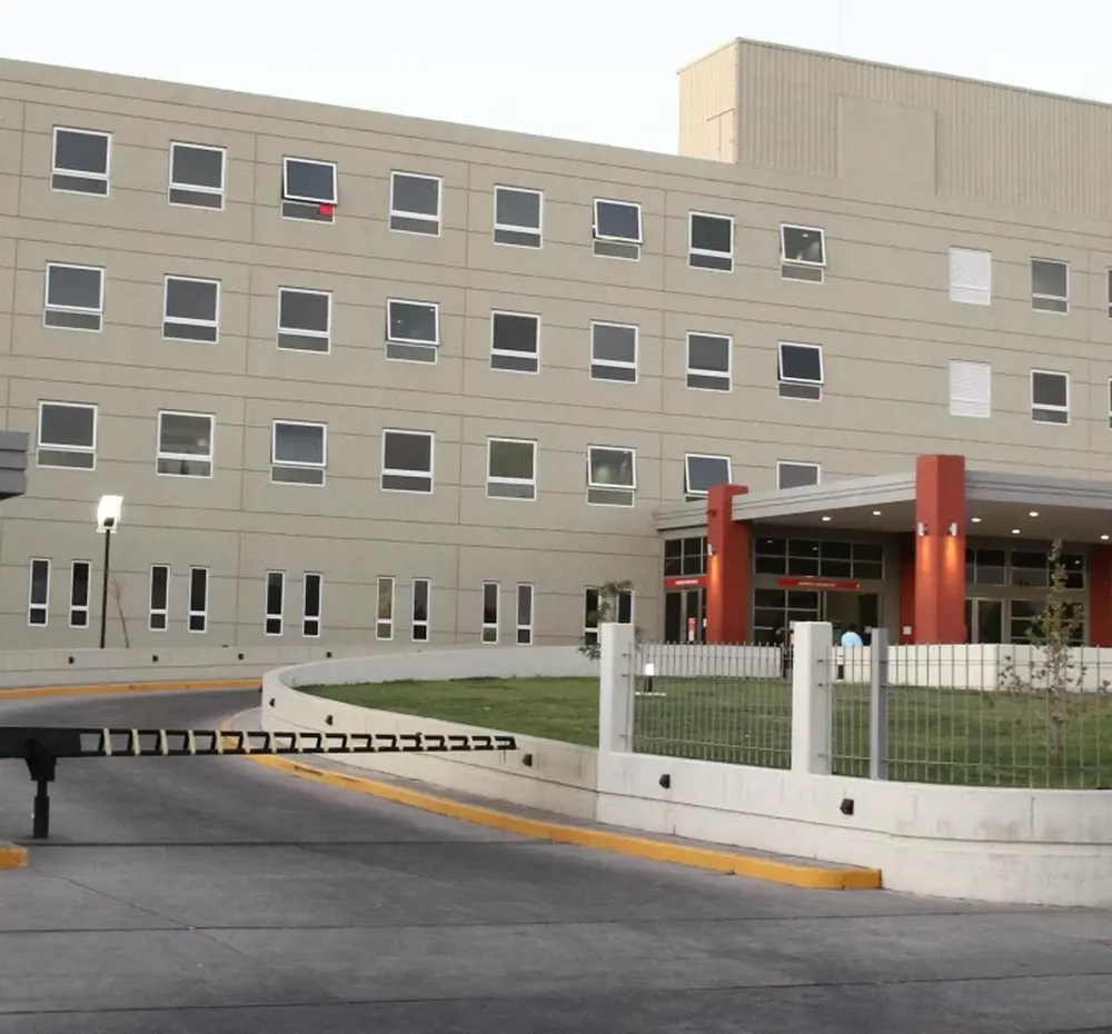 Un nene caminaba a la orilla de la calle y lo embistió una moto