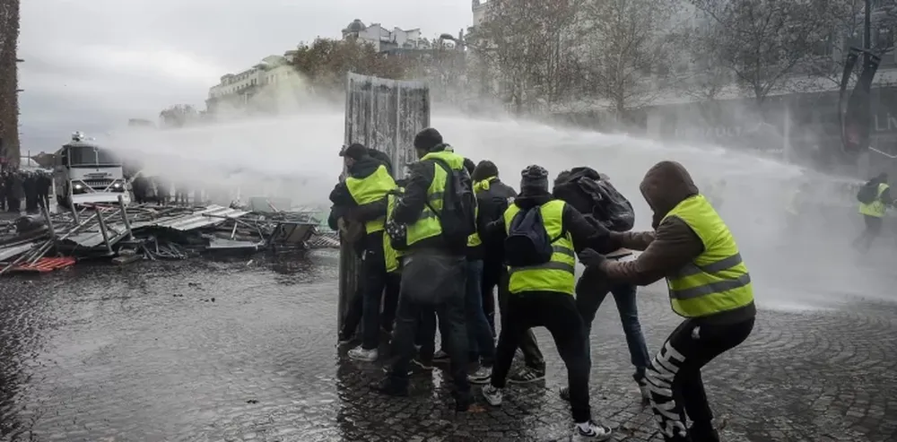 Francia, un campo de batalla por la marcha de “chalecos amarillos”