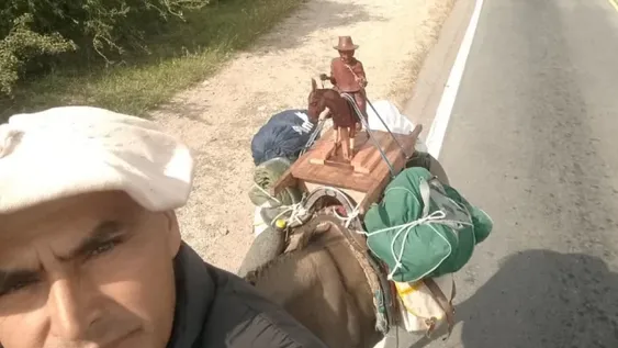 REGALOS. Roberto Arévalo trae una imagen y ponchos reliquias de Brochero para compartir con los sanjuaninos.