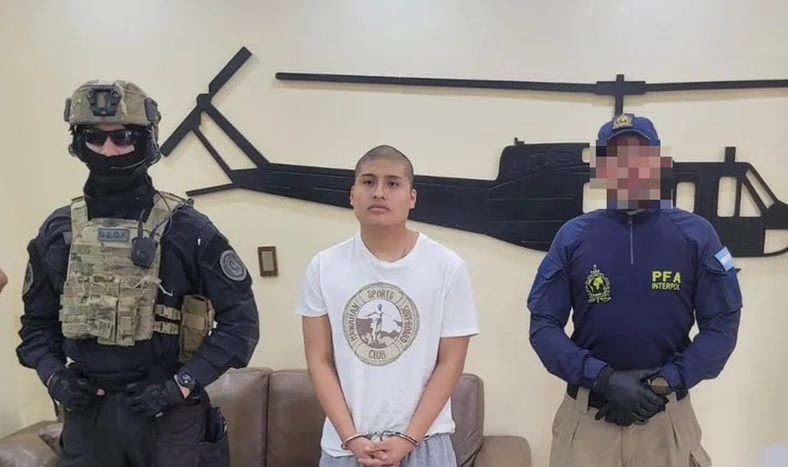 Pequeño J durante su extradición.