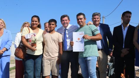 Orrego entregó las llaves a los vecinos.