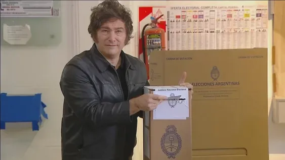 Javier Milei se acercó a votar y evitó a la prensa.