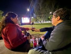 El Ciclo de Cine de DIARIO DE CUYO tuvo en la platea bajo las estrellas a Sonia y Marcelo, dos amantes del cine que, como tantos, acompañaron con un buen mate. El Ciclo de Cine de DIARIO DE CUYO tuvo en la platea bajo las estrellas a Sonia y Marcelo, dos amantes del cine que, como tantos, acompañaron con un buen mate.
