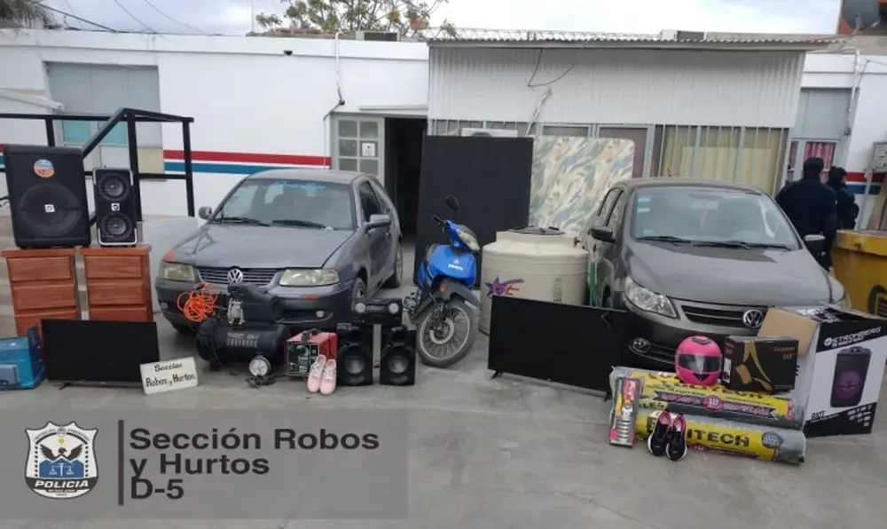 Robaron 10.500 dólares y compraron desde autos hasta ropa, pero igual fueron detenidos