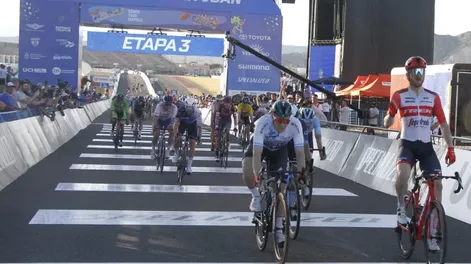 El norteamericano Quinn Simmons se escapó en el autódromo y ganó la tercera etapa