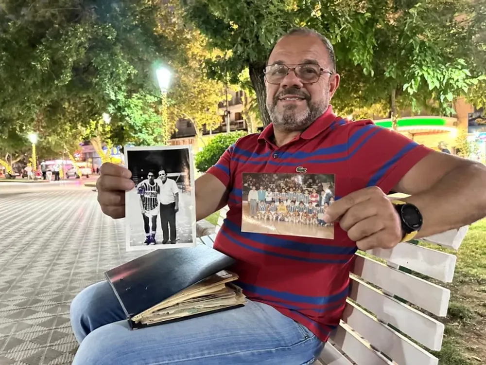 Maestro. A los 64 años, Héctor Riveros disfruta como nunca de la pasión por el futsal y por el fútbol. Un entrenador que marcó una época en San Juan.