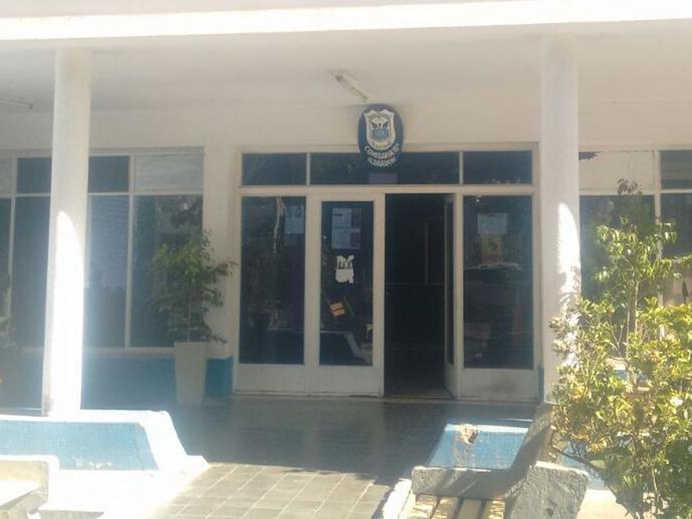 Arrastró de los pelos a su pareja y se produjo varios cortes: un hijo salió a pedir ayuda