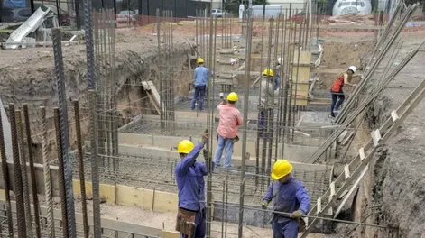 MENOS TRABAJO. Hay unos 68.085 desocupados más que hace un año. El sector de la construcción es el más golpeado.