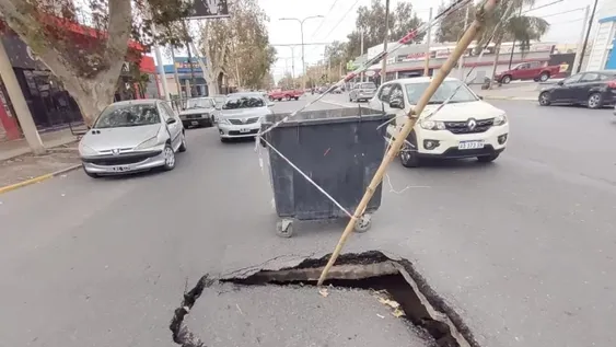 Por un caño roto, se hundió la calle y continuarán los desvíos