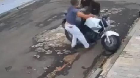 Una joven se defendió a las trompadas del intento de robo de su moto y el video se viralizó