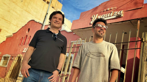 Recuerdos del San Juan noventoso. Yeidi Flores y Aldo Zaragoza -organizadores- en la puerta del histórico Urquiza Bar. (Foto Daniel Arias)