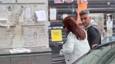 El momento en que Cristina Kirchner reingresó a su domicilio.