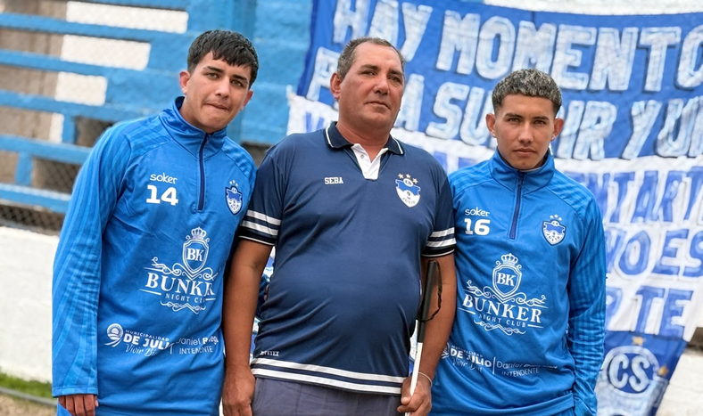 Sebastián Casciaro perdió la visión hace unos 12 años pero jamás perdió las ganas de seguir acompañando a sus hijos ni de colaborar con el club que ama. FOTOS: DANIEL ARIAS&nbsp;
