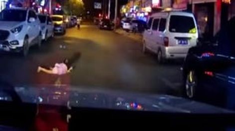 Video impactante: atropellaron a nena y salió ilesa