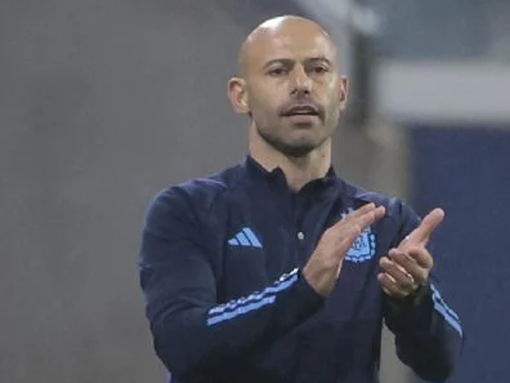 Un santiagueño chocó por quedarse mirando a Mascherano y el video se volvió viral