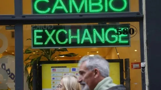 El dólar blue, sin frenos, cada vez más cerca de los $1.000