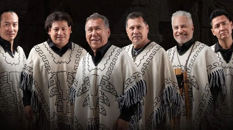 Debut y despedida. El grupo boliviano Los Kjarkas, junto a su emblema Gonzalo Hermosa (centro), que se retira de los escenarios con esta gira.&nbsp;