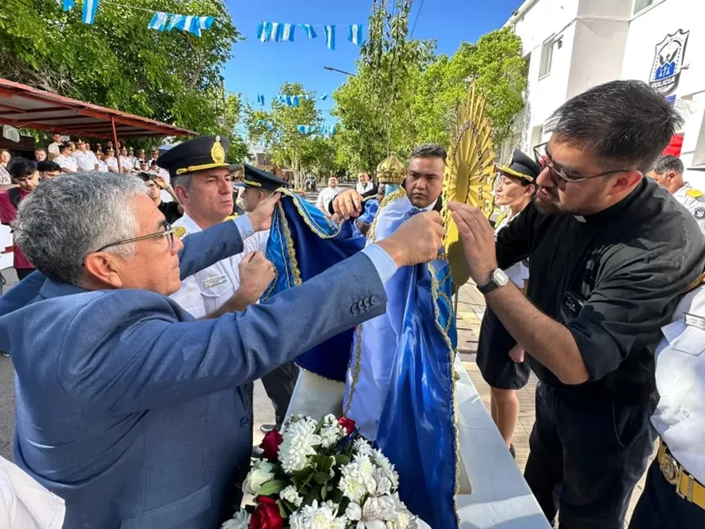 La Virgen del Luján fue declarada generala y protectora de la Policía de San Juan, y su imagen fue vestida ante el público.