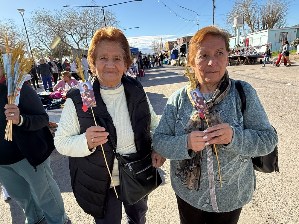 Marina Veragua y Tránsito Gonzalez son amigas y siempre participan juntas de las Patronales de San Cayetano. Este año rezaron para que el Papa León XIV bendiga a la Argentina.