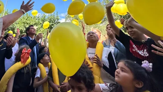 Entre la emoción y el recuerdo se realizó la tradicional suelta de globos amarillos en el Hospital Rawson