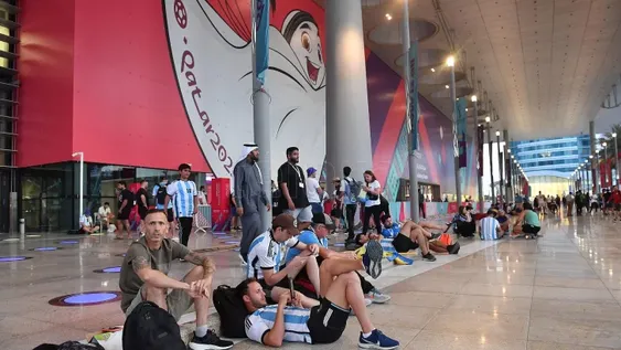 Hinchas argentinos reclamaron en el Centro de Tickets a la espera del remanente de FIFA