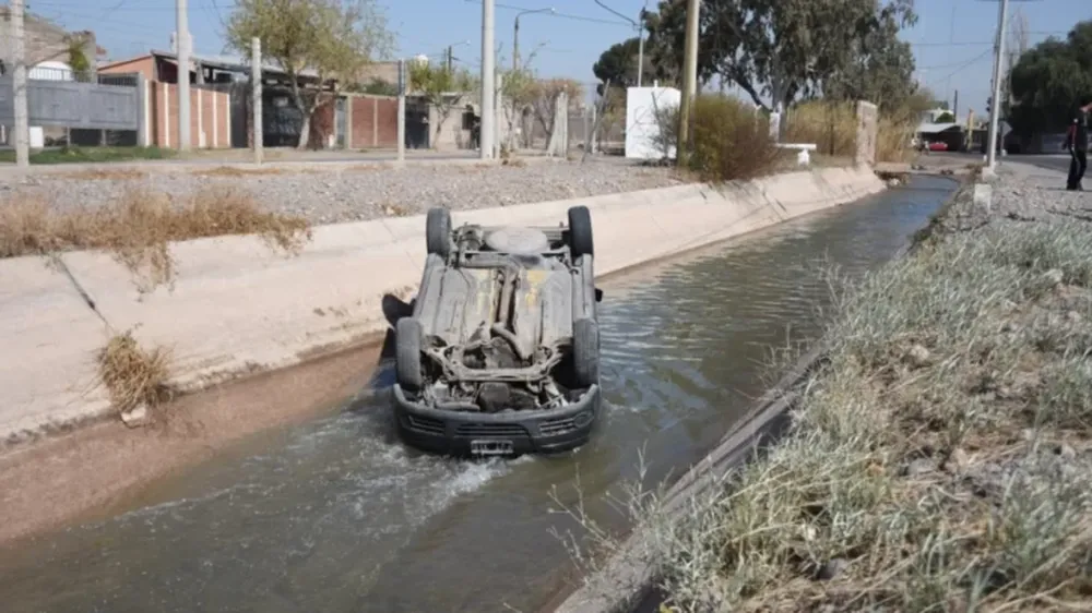 Un auto sufrió un desperfecto mecánico y terminó dado vuelta en un canal