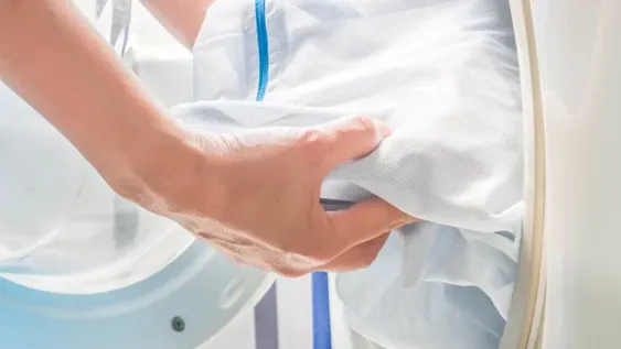 7 trucos para lavar la ropa blanca sin que pierda su color original