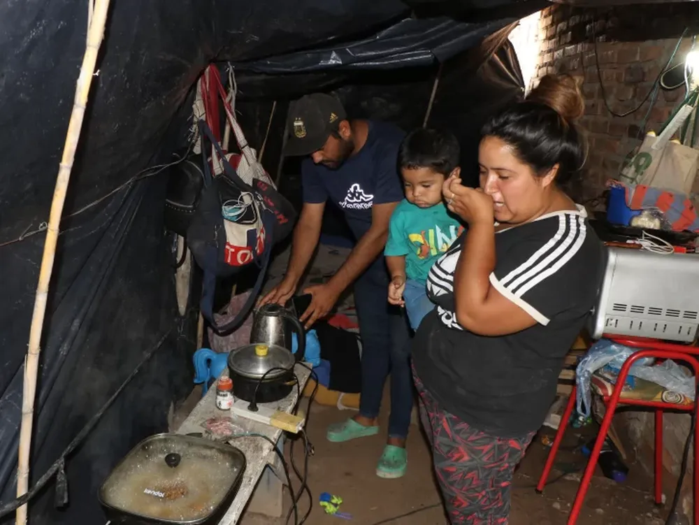 Llevan 3 meses viviendo bajo un nailon y piden que alguien les ayude