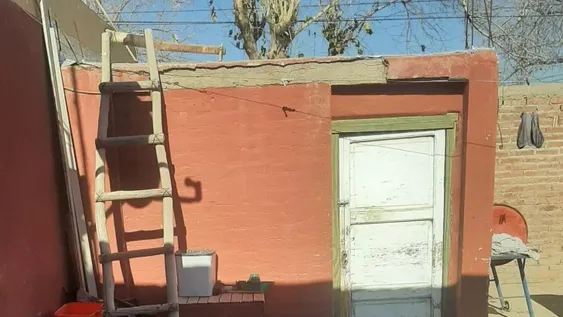 Lo peor para anciano que cayó de cabeza desde el techo de su casa