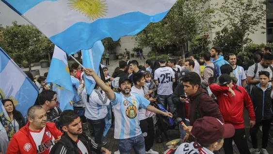 Banderazo en apoyo a la selección, pero los jugadores ya se habían ido porque fueron licenciados