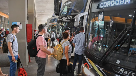 Por la inflación y la incertidumbre electoral no se venden pasajes de micros de larga distancia