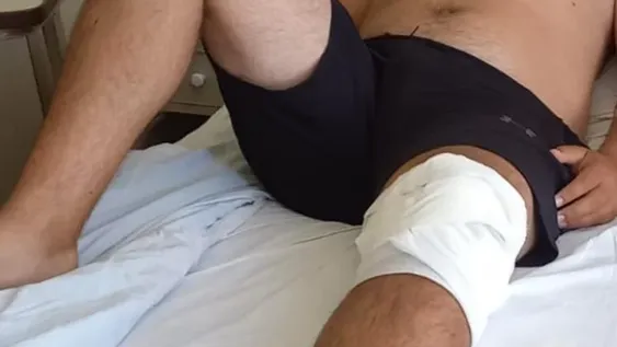 Le fracturaron la pierna de un disparo, pidió ayuda 11 horas después y dio poca información