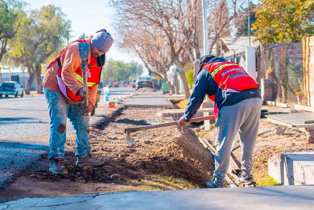 Rivadavia construye banquina, cordón y zapata en la Avenida Benavídez.