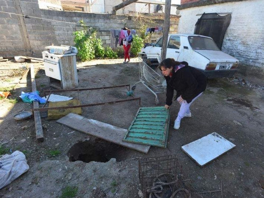 Robó en un centro de salud, lo pillaron y se escondió en un pozo negro