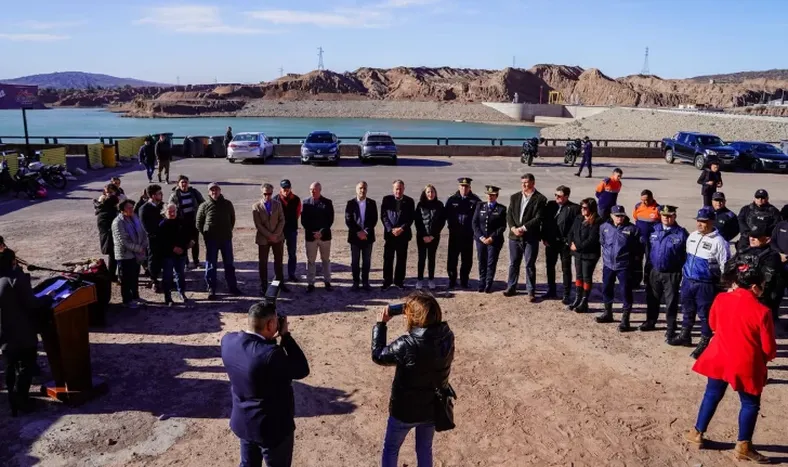 Homenaje: colocaron un monolito en memoria a Julia Horn en el ingreso al Cerro Tres Marías