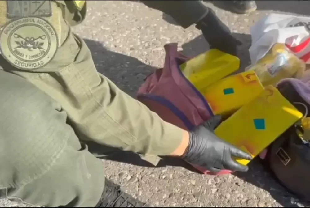 EN UN BOLSO y sin disimularla llevaba la droga.