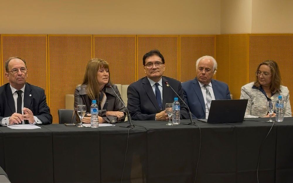De izquierda a derecha: Ariel Coll, coordinador de los Foros, Dra. Emilia Valle, Presidenta de JUFEJUS, Dr. Daniel Olivares Yapur, Dr. Marcelo Lima y Dra. Adriana García Nieto.
