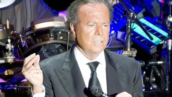 Julio Iglesias demanda a la vicepresidenta española, por las acusaciones públicas de “abusos sexuales”